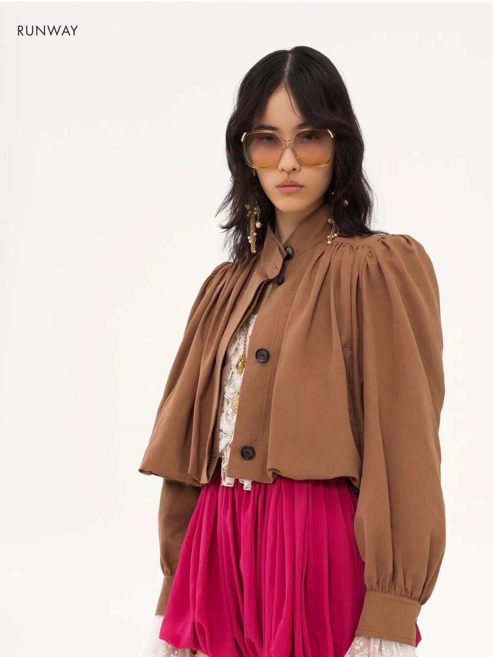 Chloé runway 
GATHERED BOULE JACKET IN LINEN &
COTTON